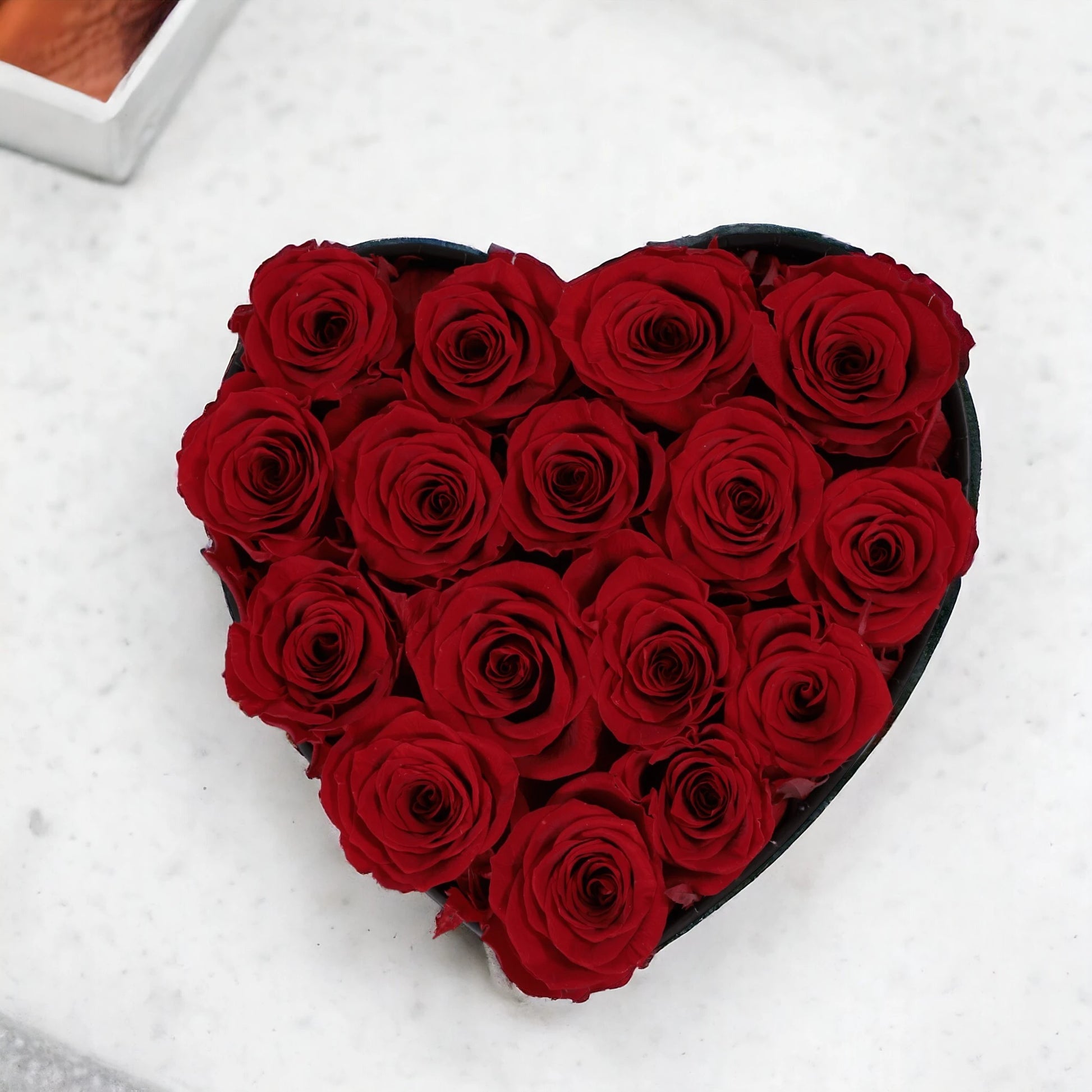 Surprise your loved one with this Noosa Collection preserved roses heart box. The perfect gift, this everlasting floral bouquet features 16 beautiful mini red roses arranged in a heart-shaped box